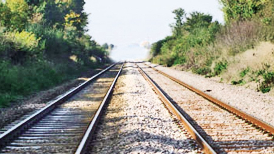 লোকজনের ডাক শুনতে না পেয়ে ট্রেনে কাটা পড়লেন বৃদ্ধ